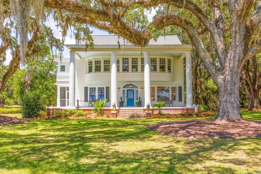 Located on the beautiful Winyah Bay, 21 Whitehall Ave offers an - Beach Home for sale in Georgetown, South Carolina on Beachhouse.com