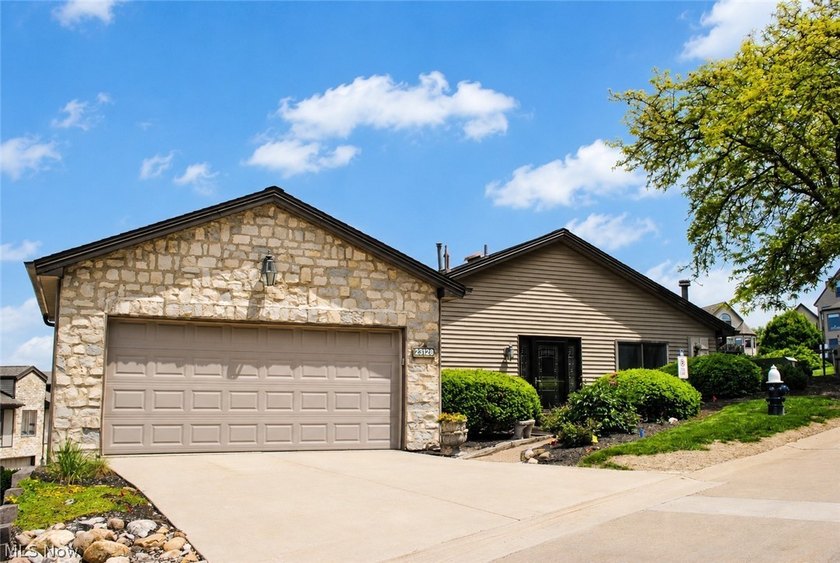 Wonderful Ranch style condo in the desired Cashelmara - Beach Condo for sale in Bay Village, Ohio on Beachhouse.com