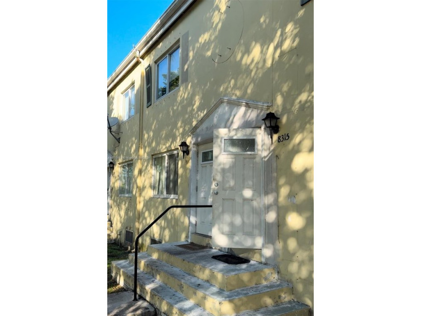 INVESTOR OPPORTUNITY!!! Spacious 4-bed, 3-bath townhouse with 1 - Beach Townhome/Townhouse for sale in Miami, Florida on Beachhouse.com