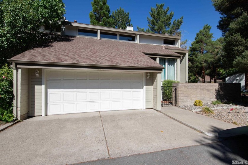 Welcome to this charming corner unit in the private Parkwood - Beach Townhome/Townhouse for sale in Reno, Nevada on Beachhouse.com