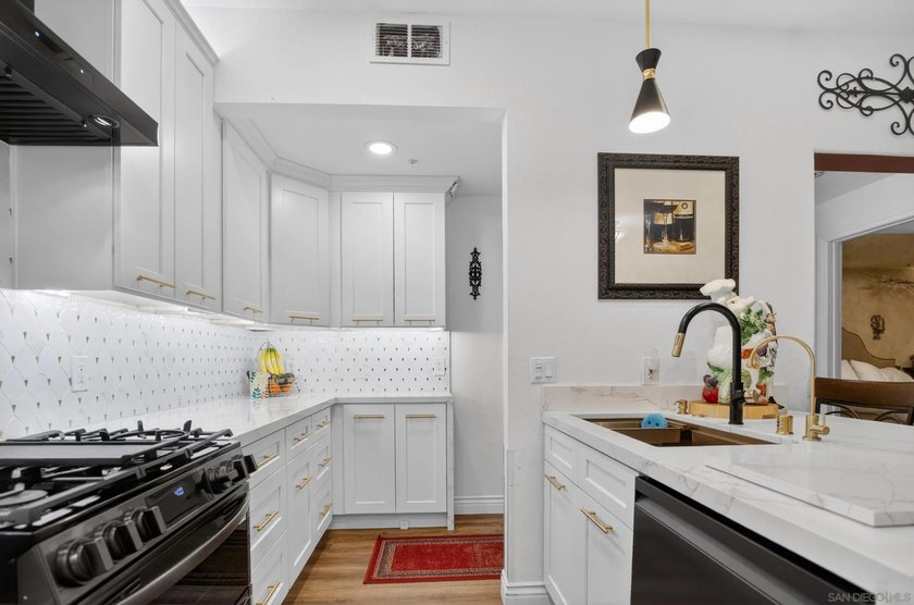 Beautifully upgraded ground-floor 1BD/1BA condo located in the - Beach Condo for sale in San Diego, California on Beachhouse.com