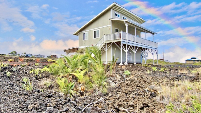 Experience the ultimate in beachfront living with this stunning - Beach Home for sale in Captain Cook, Hawaii on Beachhouse.com