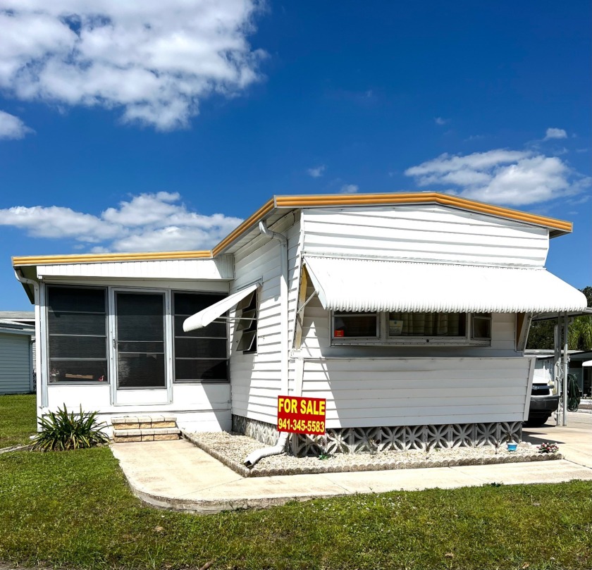 Priced to sell! This single wide, 2 bedroom 1 full bath sits on - Beach Home for sale in Ellenton, Florida on Beachhouse.com