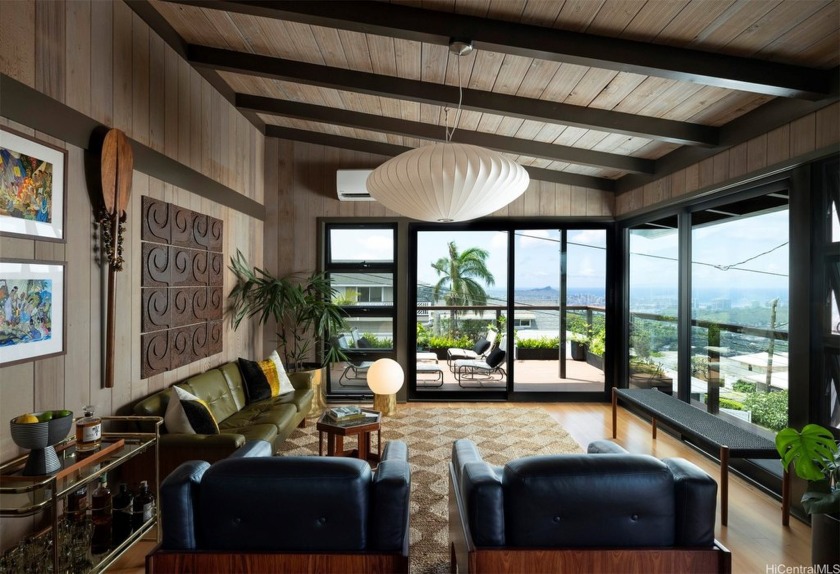 With jetliner views overlooking Le'ahi (Diamond Head) and the - Beach Home for sale in Honolulu, Hawaii on Beachhouse.com