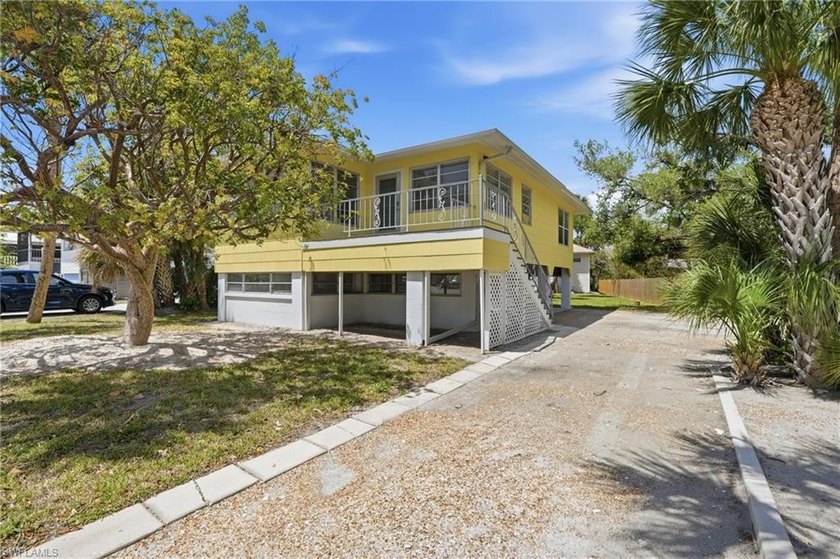 Welcome to your tropical paradise! Located in the highly - Beach Home for sale in Fort Myers Beach, Florida on Beachhouse.com