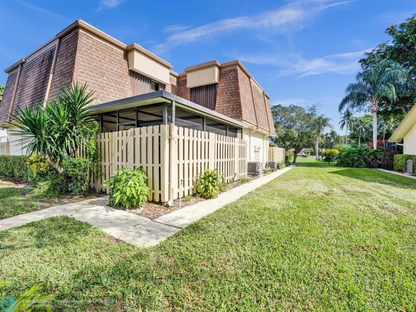 This beautiful 2-bedroom, 2.5-bathroom townhouse offers a - Beach Townhome/Townhouse for sale in Delray Beach, Florida on Beachhouse.com