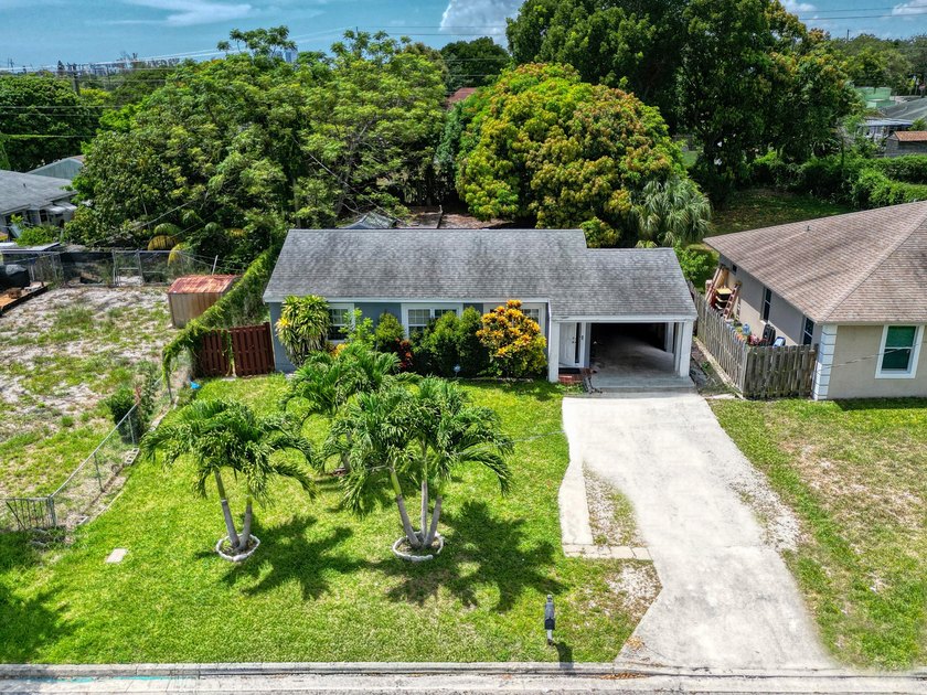 This beautifully maintained 3-bedroom, 1-bathroom home is - Beach Home for sale in West Palm Beach, Florida on Beachhouse.com