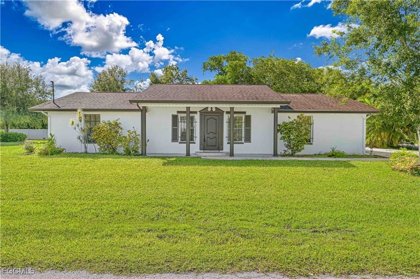 Oversized Corner Lot ! This charming 1,720 sq. ft. home offers - Beach Home for sale in North Fort Myers, Florida on Beachhouse.com