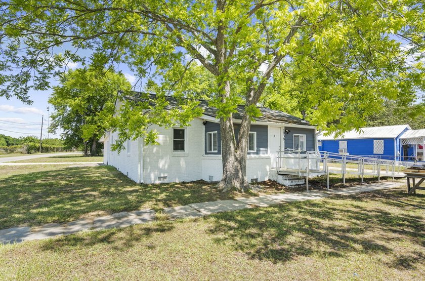 Lovely corner lot home! The homeowner purchased the adjacent lot - Beach Home for sale in North Charleston, South Carolina on Beachhouse.com