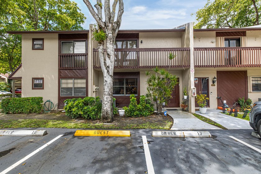 Charming 2 bed | 2.5 bath, 2-story townhouse offering a - Beach Townhome/Townhouse for sale in Pompano Beach, Florida on Beachhouse.com