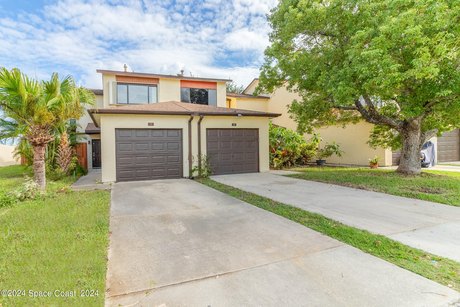 Step into this renovated 3-bed, 2.5-bath townhome. The modern - Beach Townhome/Townhouse for sale in Merritt Island, Florida on Beachhouse.com