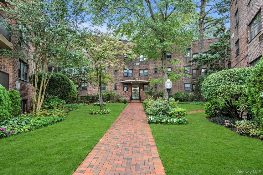 GREAT NECK PLAZA - Welcome to the Birchwood, a lovely, well - Beach Home for sale in Great Neck, New York on Beachhouse.com