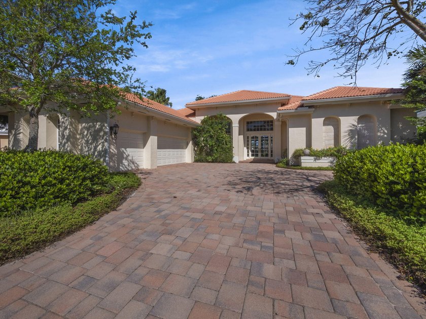 THIS GRACIOUS CUSTOM HOME HAS A GOLF MEMBERSHIP, GOLF AND LAKE - Beach Home for sale in Palm Beach Gardens, Florida on Beachhouse.com