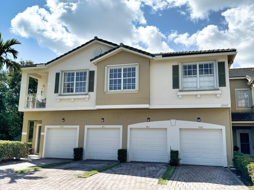 Stunning lake views from this light & bright 3/2 end unit in - Beach Condo for sale in Stuart, Florida on Beachhouse.com