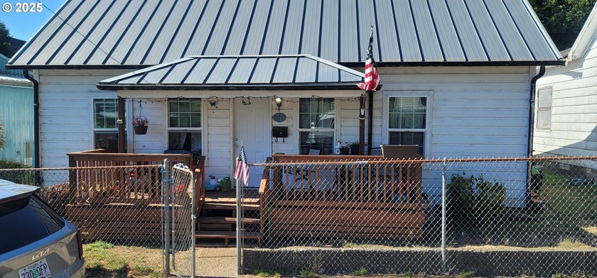 4 bedroom 1.5 bath home in Gardner Estate sale, sold *As - Beach Home for sale in Gardiner, Oregon on Beachhouse.com