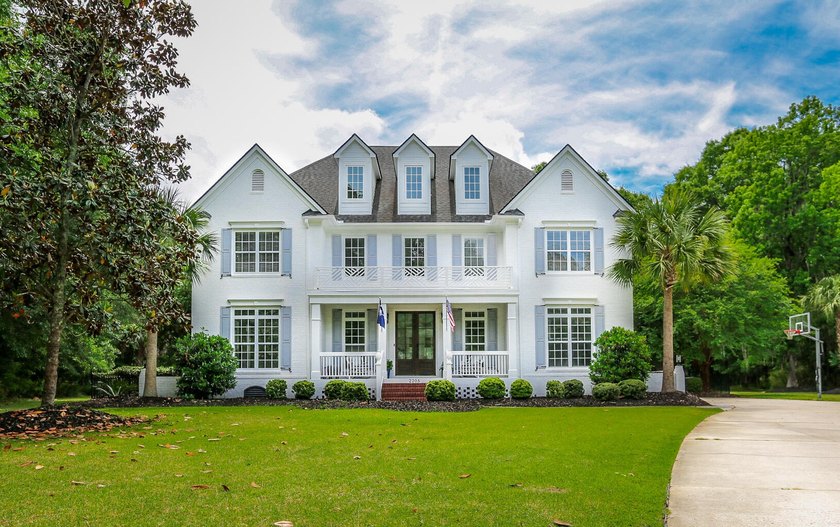 Tucked away on a quiet cul-de-sac in the prestigious gated golf - Beach Home for sale in Mount Pleasant, South Carolina on Beachhouse.com