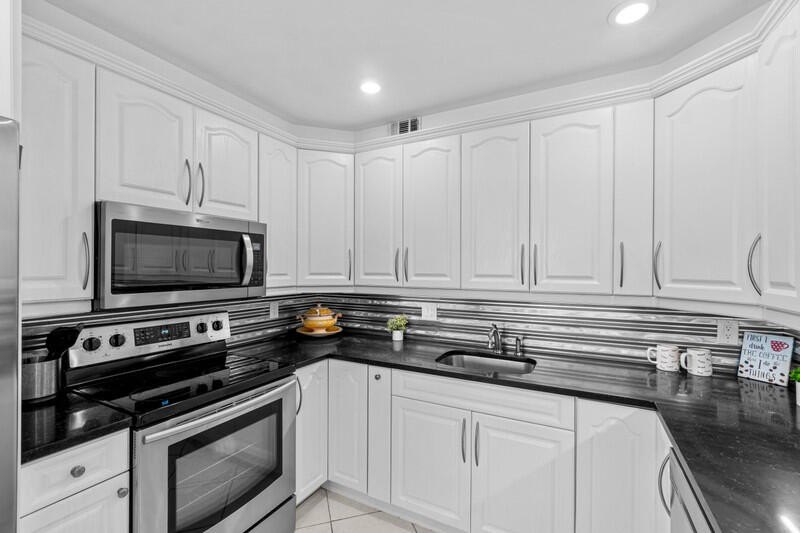 Beautifully renovated 4th floor 2 bedroom, 2 full bath unit in - Beach Condo for sale in Boca Raton, Florida on Beachhouse.com