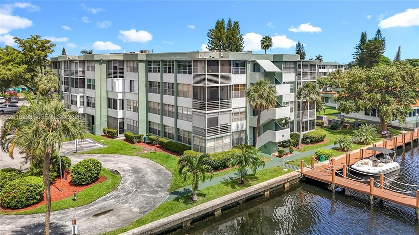 Welcome to this beautifully maintained third-floor condo in the - Beach Condo for sale in Hollywood, Florida on Beachhouse.com