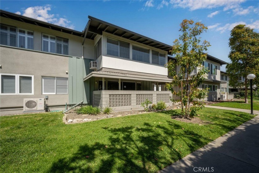 Private and move-in ready 2 bedroom 2 bathroom upstairs unit in - Beach Other for sale in Seal Beach, California on Beachhouse.com