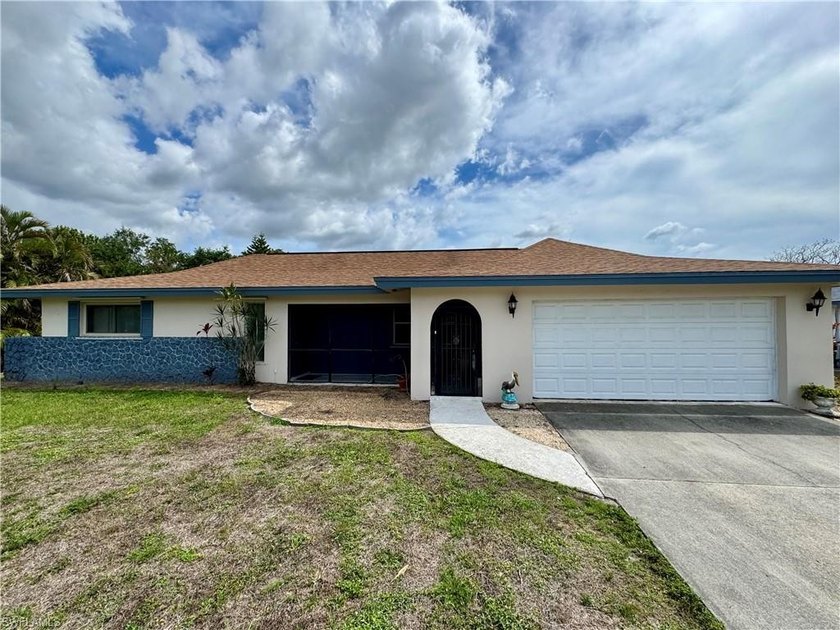 This spacious two bedroom two bath home has been meticulously - Beach Home for sale in Fort Myers, Florida on Beachhouse.com