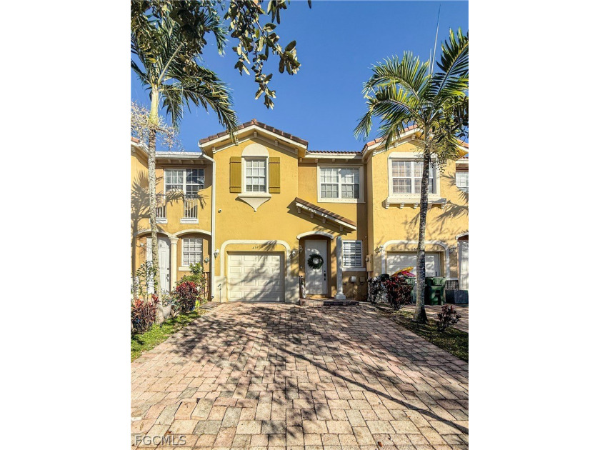 Beautifully updated 3 bedroom, 2.5 bath lakefront townhouse with - Beach Townhome/Townhouse for sale in Homestead, Florida on Beachhouse.com