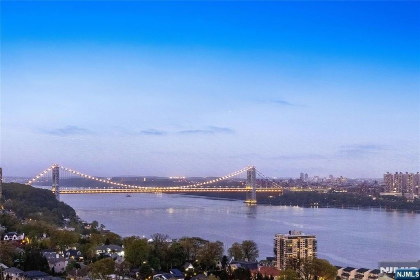 Spectacular penthouse offering over 3,200 SF of luxurious - Beach Home for sale in Fort Lee, New Jersey on Beachhouse.com