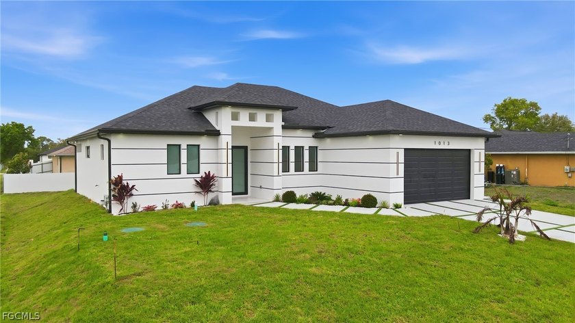 Featuring 3 bedrooms plus a den, 2 full bathrooms and an - Beach Home for sale in Lehigh Acres, Florida on Beachhouse.com