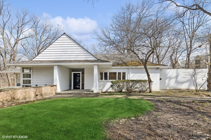 This spectacular Mid-Century ranch provides a once in a lifetime - Beach Home for sale in Highland Park, Illinois on Beachhouse.com
