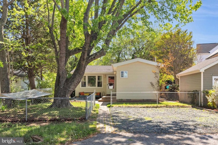 Welcome to the perfect beach bungalow!  This adorable home packs - Beach Home for sale in Edgewater, Maryland on Beachhouse.com