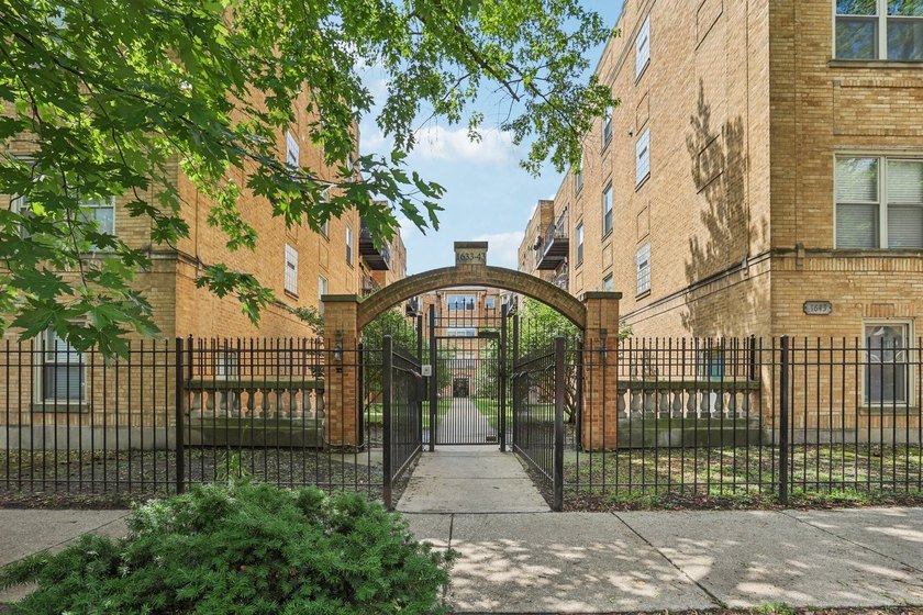 This oversized unit is one of the largest in the building and - Beach Condo for sale in Chicago, Illinois on Beachhouse.com