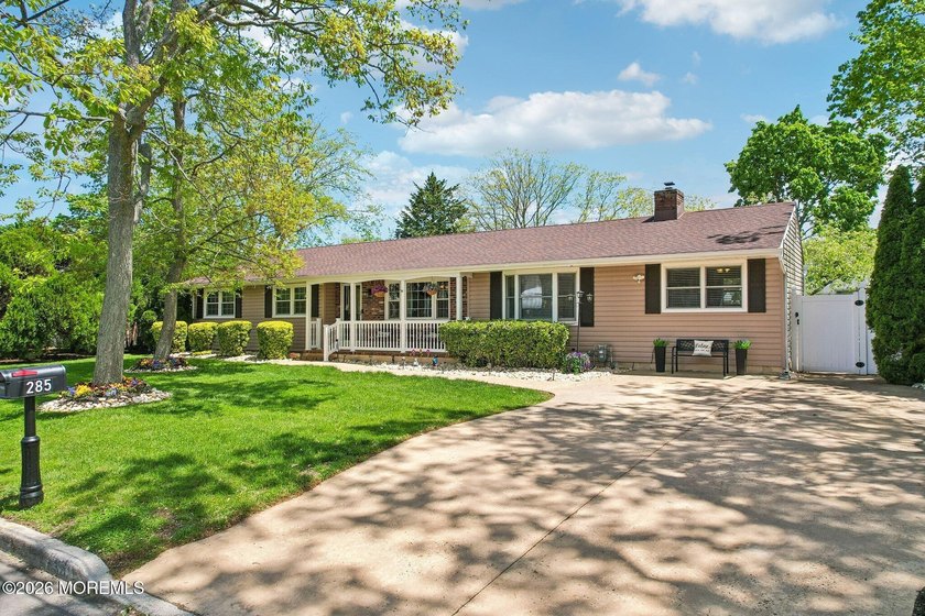 Welcome Spring, welcome Summer! Lovely, meticulously - Beach Home for sale in Brick, New Jersey on Beachhouse.com