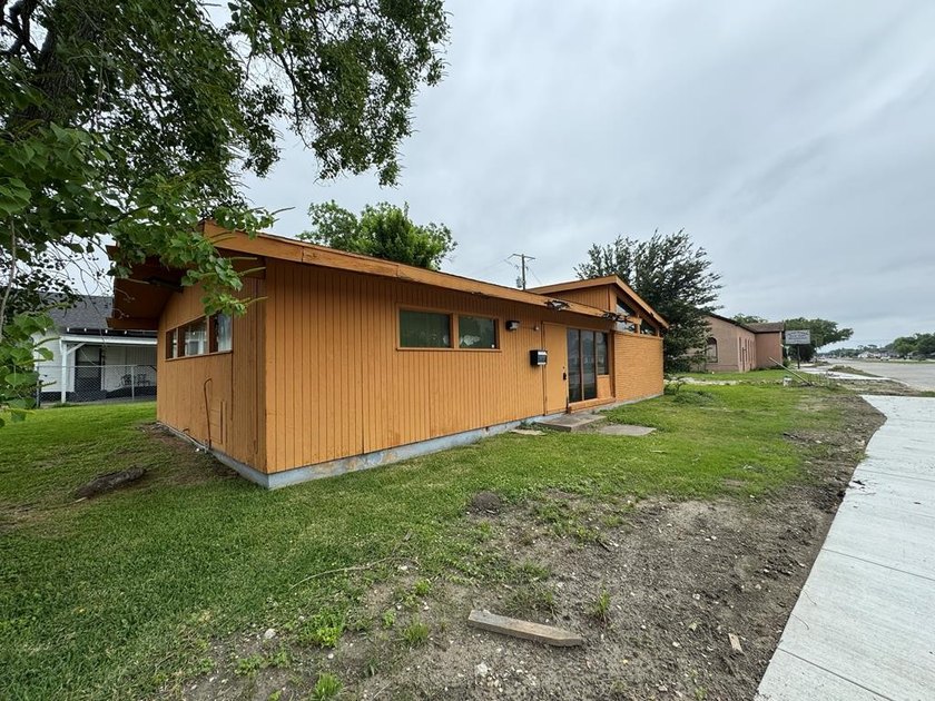 Investor special with tons of potential in Port Arthur! Situated - Beach Home for sale in Port Arthur, Texas on Beachhouse.com
