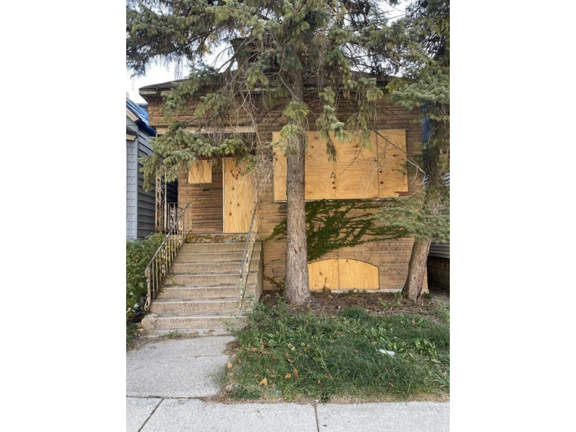 *LOOKING FOR A WINTER RENOVATION PROJECT?*HERE IT IS!*THIS BRICK - Beach Home for sale in Chicago, Illinois on Beachhouse.com