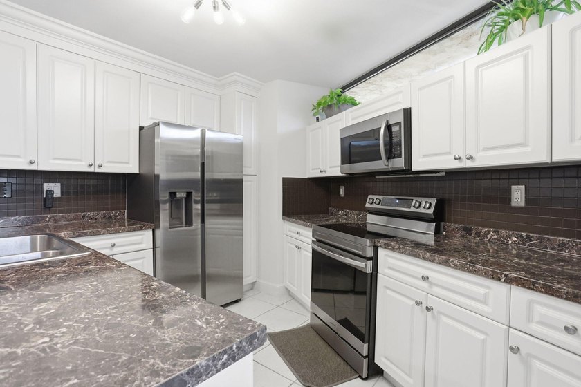 This beautifully maintained 2-bedroom, 2.5-bath residence offers - Beach Townhome/Townhouse for sale in Boca Raton, Florida on Beachhouse.com