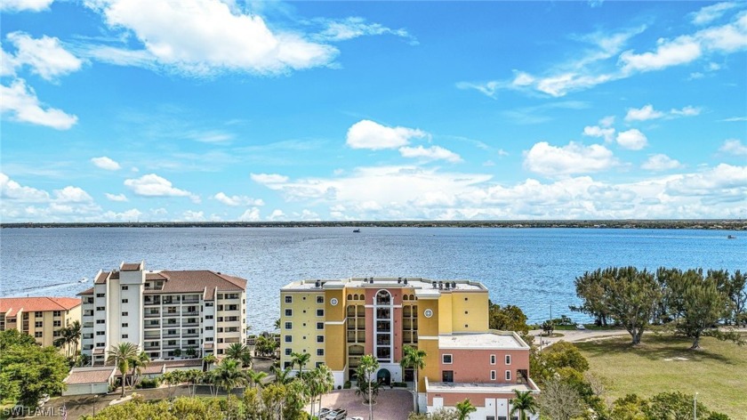 RIVEFRONT CONDO with BOAT DOCK  LIFT INCLUDED! Completely - Beach Condo for sale in Cape Coral, Florida on Beachhouse.com