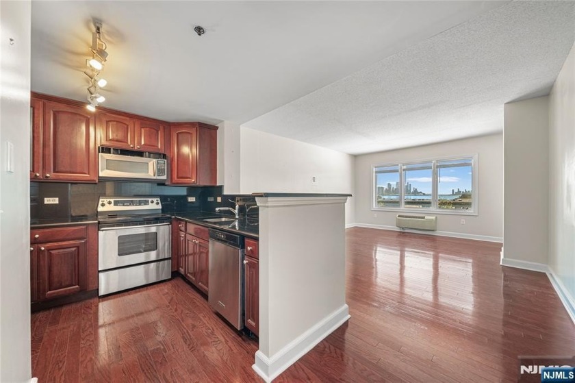 Welcome to City Place! This 1BR/1BTH unit offers breathtaking - Beach Home for sale in Edgewater, New Jersey on Beachhouse.com