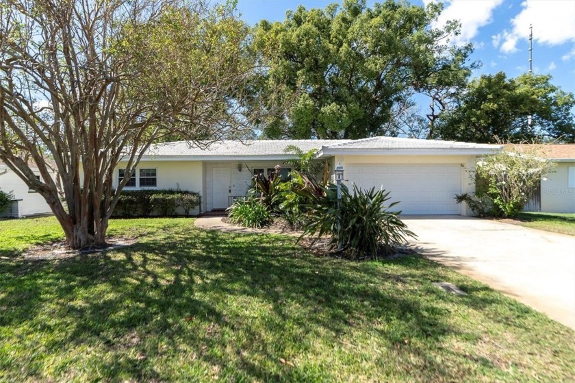 Lovely Seminole home with 2 Bedroom 2 baths and 2 car garage on - Beach Home for sale in Seminole, Florida on Beachhouse.com