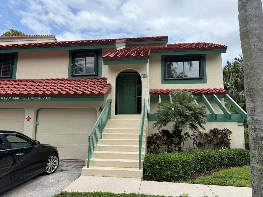 Absolutely pristine and completely renovated, this exceptional - Beach Condo for sale in Palm Beach Gardens, Florida on Beachhouse.com