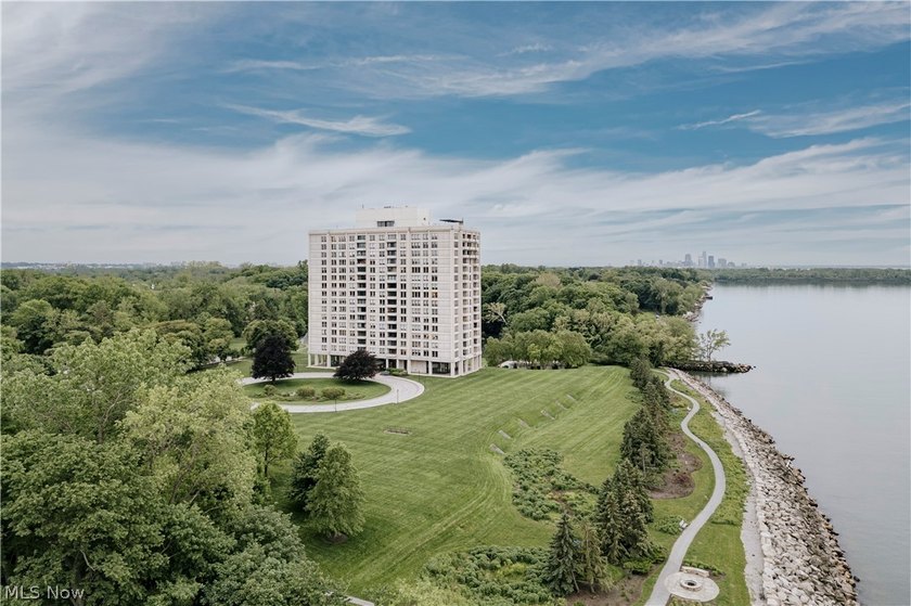Rare opportunity to own one of the few penthouses in the - Beach Condo for sale in Bratenahl, Ohio on Beachhouse.com