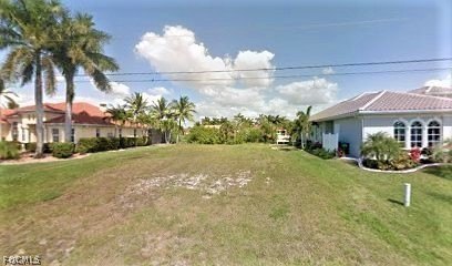 LOCATION! THIS NEIGHBORHOOD IS ACROSS THE STREET FROM THE - Beach Lot for sale in Cape Coral, Florida on Beachhouse.com