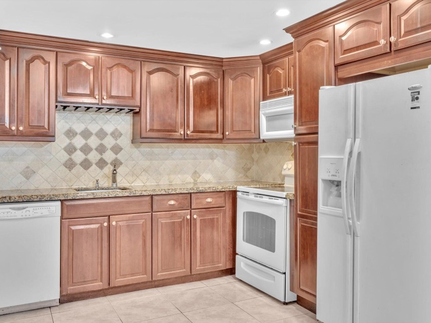 Attractive kitchen cabinets with granite countertops and - Beach Condo for sale in Boca Raton, Florida on Beachhouse.com