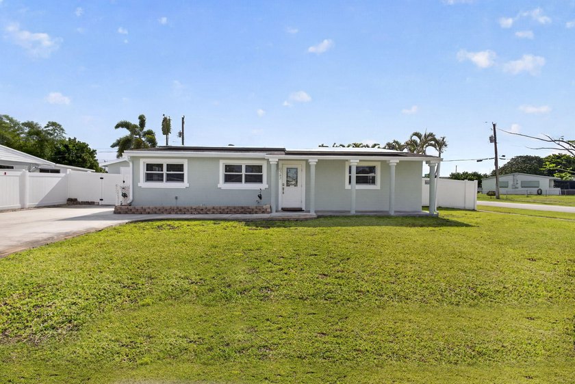 Beautifully maintained 4-bedroom, 2-bath home situated on a - Beach Home for sale in Palm Beach Gardens, Florida on Beachhouse.com