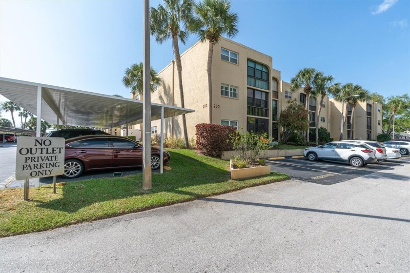 LOWEST PRICED UNIT IN WATERS EDGE!  5 MIN. DRIVE TO THE FAMOUS - Beach Condo for sale in Largo, Florida on Beachhouse.com