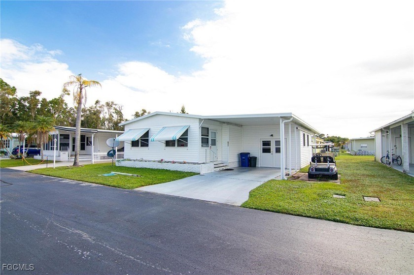 Affordable Florida Living in Lazy Days! This charming 2-bedroom - Beach Home for sale in North Fort Myers, Florida on Beachhouse.com