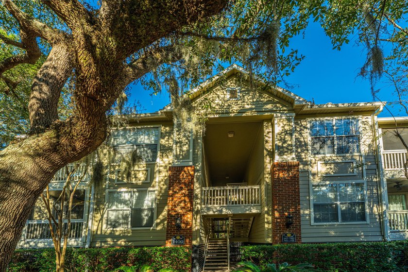 Beautiful 1bd/1ba condo on the second floor. Open living room - Beach Condo for sale in Mount Pleasant, South Carolina on Beachhouse.com
