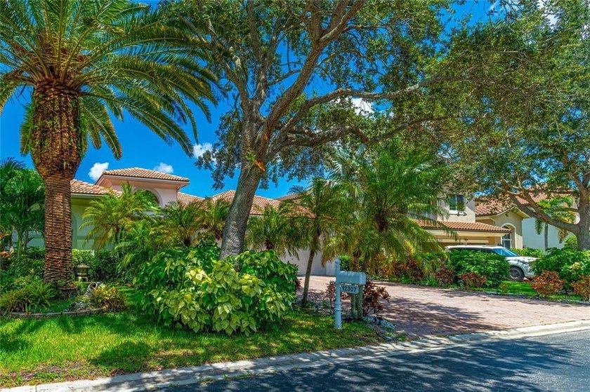Beautifully renovated 4-bed PLUS DEN/OFFICE, 3-bath single-story - Beach Home for sale in Coral Springs, Florida on Beachhouse.com