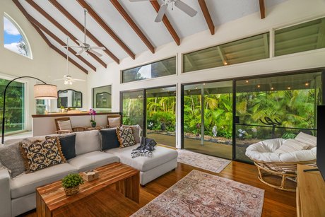 This single-level, two-bedroom, two-bathroom condo offers a - Beach Condo for sale in Princeville, Hawaii on Beachhouse.com