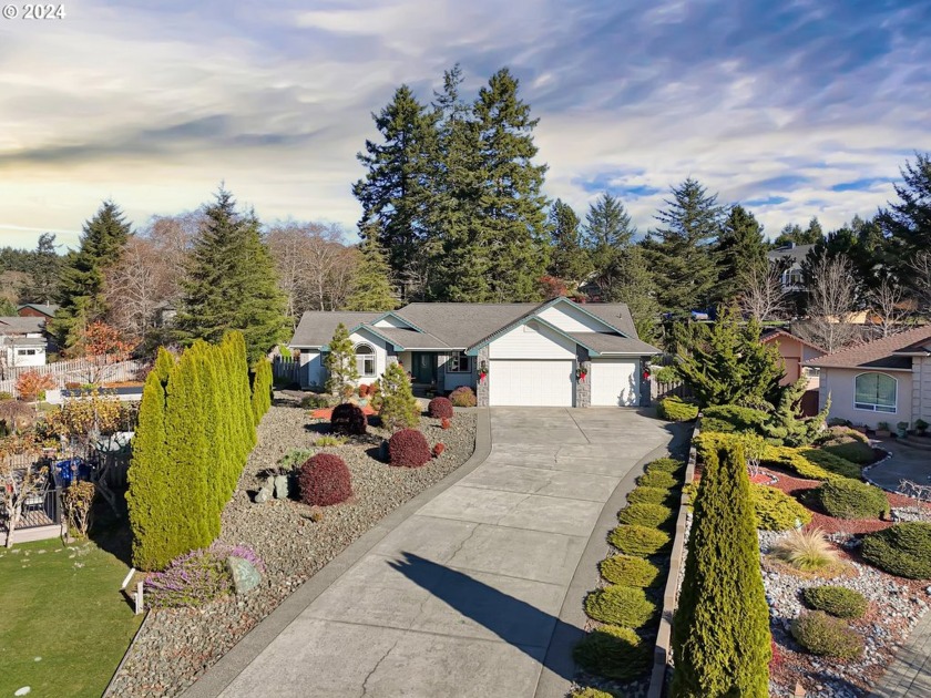 BACKYARD CATTERY. Beautifully cared for home located in the - Beach Home for sale in Brookings, Oregon on Beachhouse.com