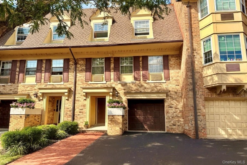 Welcome Home to the Baybridge, a private, gated community! - Beach Condo for sale in Bayside, New York on Beachhouse.com