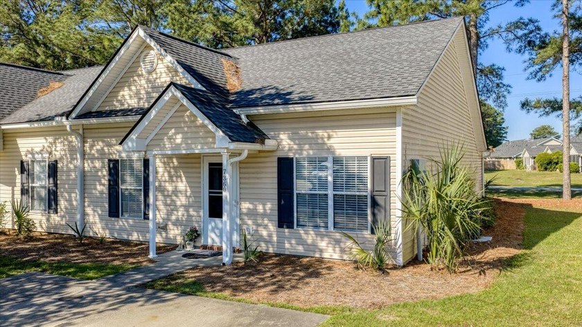 Move-In Ready Retreat Near Charleston! Enjoy the best of both - Beach Home for sale in Hanahan, South Carolina on Beachhouse.com